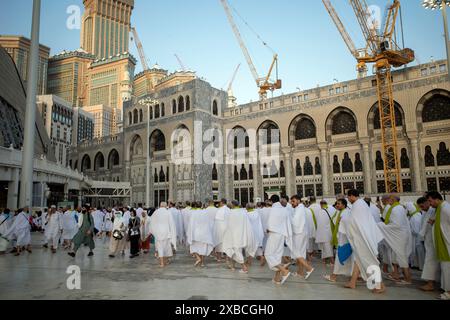 La Mecca, Arabia Saudita - 1 giugno 2024: Pellegrini Hajj e Umrah da tutto il mondo che camminano vicino a Masjidil Haram, grande Moschea della Mecca. Hajj 2024. Foto Stock