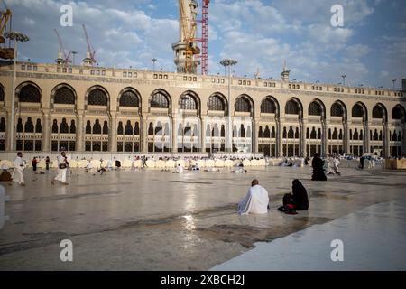 Mecca, Arabia Saudita - 31 maggio 2024: Pellegrini Hajj e Umrah seduti vicino a Masjidil Haram, grande Moschea della Mecca. Hajj 2024. Foto Stock