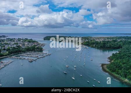 Vista aerea della foce del fiume Odet nell'Oceano Atlantico con Benodet a sinistra e Combrit a destra, Finistere Penn ar Bed Foto Stock