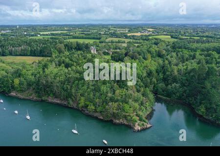 Vista aerea del fiume Odet a sud di Quimper, Chateau de Perennou, dipartimento Finistere Penn ar Bed, regione Bretagne Breizh, Francia Foto Stock