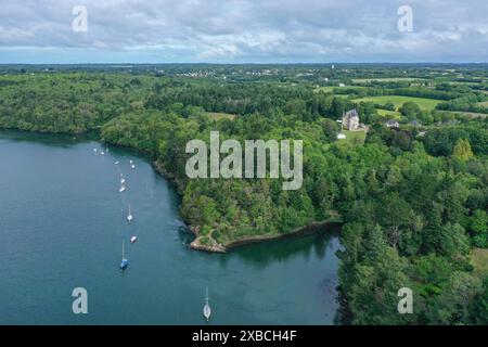 Vista aerea del fiume Odet a sud di Quimper, Chateau de Perennou, dipartimento Finistere Penn ar Bed, regione Bretagne Breizh, Francia Foto Stock