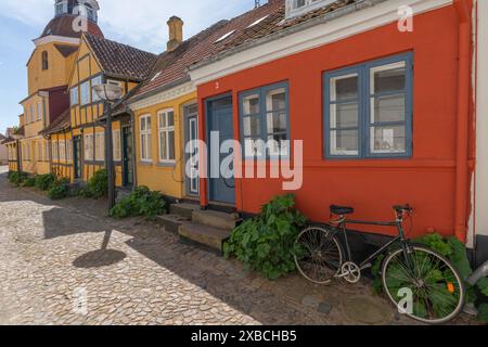 Faborg, Faaborg, pittoresca città vecchia con case colorate, ciottoli, Tarnstraede, Tower Street, bicicletta, piante, case in legno, Fyn Foto Stock