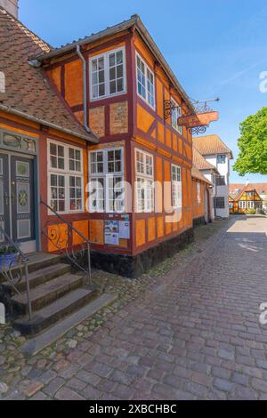 Faborg, Faaborg, pittoresca città vecchia con case colorate, Den gamle Gaard, il vecchio cortile, la strada, case a graticcio, ciottoli, Fyn Foto Stock