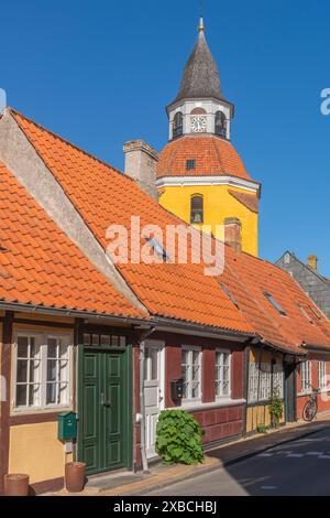 Faborg, Faaborg, pittoresca città vecchia con case colorate, torre campanaria, case a spioventi, case a graticcio, Fyn, isola di Funen, a sud Foto Stock