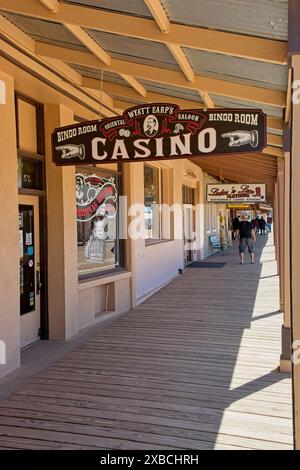 Casinò, vetrine sul lungomare sotto il portico nel centro di Tombstone, Arizona - aprile 2024 Foto Stock