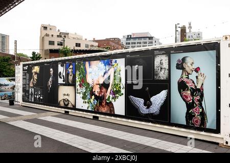 Brooklyn, New York, Stati Uniti. 11 giugno 2024. Mostra fotografica Photoville al Brooklyn Bridge Park di New York. (Credit Image: © Michael Brochstein/ZUMA Press Wire) SOLO PER USO EDITORIALE! Non per USO commerciale! Crediti: ZUMA Press, Inc./Alamy Live News Foto Stock