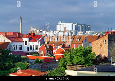 L'impianto di produzione AAK tra edifici residenziali nel centro di Karlshamn. Foto Stock