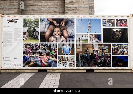 Brooklyn, Stati Uniti. 11 giugno 2024. Mostra fotografica Photoville al Brooklyn Bridge Park di New York. (Foto di Michael Brochstein/Sipa USA) credito: SIPA USA/Alamy Live News Foto Stock