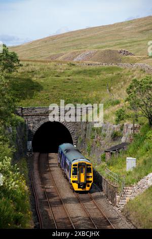 Treno diesel classe 158 Northern Rail che parte dal portale sud del tunnel Blea Moor sulla Settle to Carlisle Railway, Yorkshire, Regno Unito Foto Stock