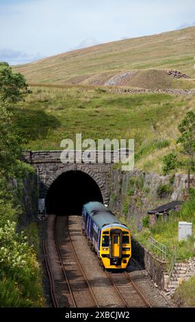 Treno diesel classe 158 Northern Rail che parte dal portale sud del tunnel Blea Moor sulla Settle to Carlisle Railway, Yorkshire, Regno Unito Foto Stock