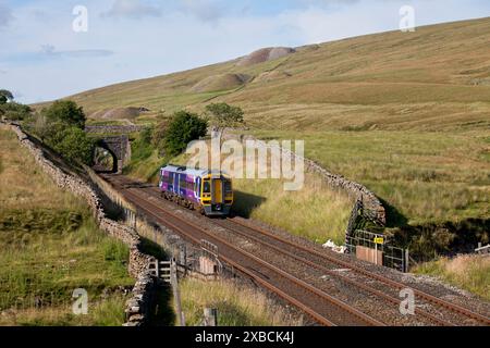 Treno diesel classe 158 Northern Rail che parte dal portale sud del tunnel Blea Moor sulla Settle to Carlisle Railway, Yorkshire, Regno Unito Foto Stock