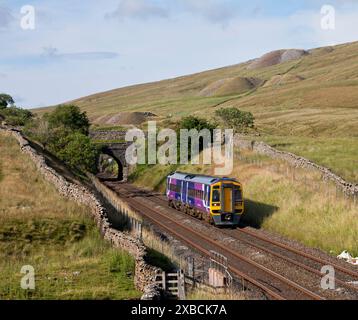 Treno diesel classe 158 Northern Rail che parte dal portale sud del tunnel Blea Moor sulla Settle to Carlisle Railway, Yorkshire, Regno Unito Foto Stock