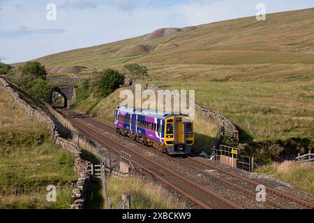 Treno diesel classe 158 Northern Rail che parte dal portale sud del tunnel Blea Moor sulla Settle to Carlisle Railway, Yorkshire, Regno Unito Foto Stock