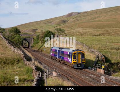 Treno diesel classe 158 Northern Rail che parte dal portale sud del tunnel Blea Moor sulla Settle to Carlisle Railway, Yorkshire, Regno Unito Foto Stock