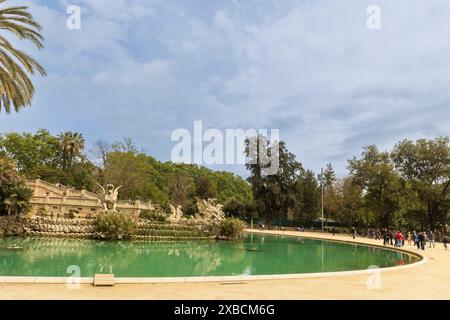 Barcellona, ​​Spain - 2 maggio 2024, draghi di pietra presso lo stagno della fontana del parco Ciutadella, Catalogna, Spagna Foto Stock