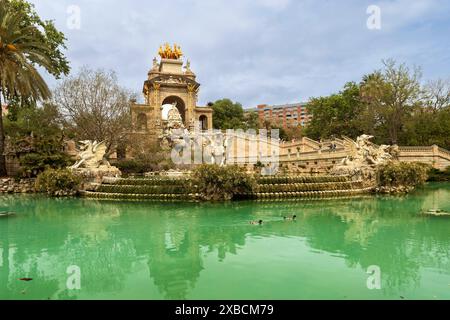 Barcellona, ​​Spain - 2 maggio 2024, Scultura dei cavalli di pietra sulla fontana del parco della Ciutadella, Catalogna, Spagna Foto Stock