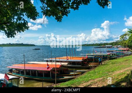 Laguna di Yarinacocha a Pucallpa in Amazzonia peruviana Foto Stock