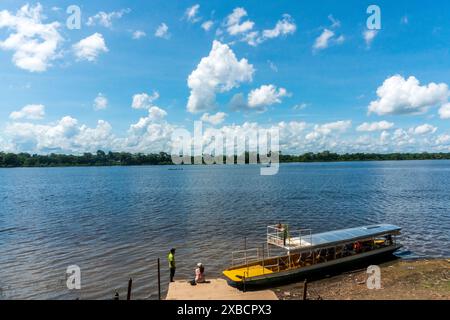 Laguna di Yarinacocha a Pucallpa in Amazzonia peruviana Foto Stock