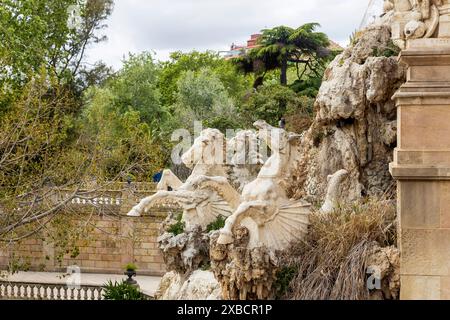 Barcellona, ​​Spain - 2 maggio 2024, Scultura dei cavalli di pietra sulla fontana del parco della Ciutadella, Catalogna, Spagna Foto Stock