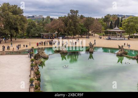 Barcellona, ​​Spain - 2 maggio 2024, Scultura dei cavalli di pietra sulla fontana del parco della Ciutadella, Catalogna, Spagna Foto Stock