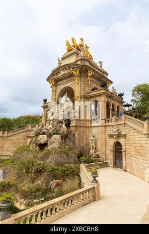 Barcellona, ​​Spain - 2 maggio 2024, Scultura dei cavalli di pietra sulla fontana del parco della Ciutadella, Catalogna, Spagna Foto Stock