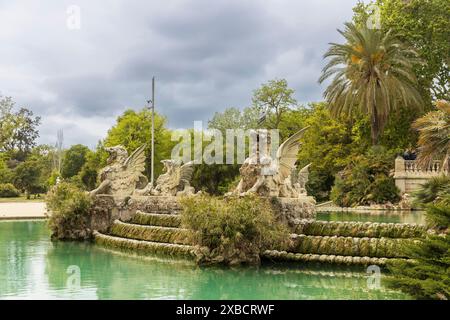 Barcellona, ​​Spain - 2 maggio 2024, draghi di pietra presso lo stagno della fontana del parco Ciutadella, Catalogna, Spagna Foto Stock