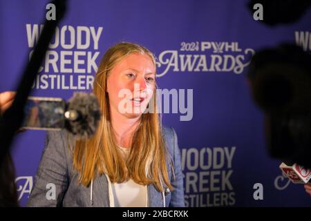 St. Paul, Minnesota, Stati Uniti. 11 giugno 2024. GRACE ZUMWINKLE parla ai media durante i 2024 premi PWHL che si sono tenuti all'Intercontinental Hotel nel centro di St. Paul, Minnesota. (Immagine di credito: © Steven Garcia/ZUMA Press Wire) SOLO PER USO EDITORIALE! Non per USO commerciale! Crediti: ZUMA Press, Inc./Alamy Live News Foto Stock