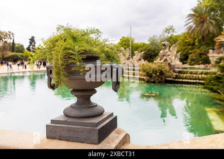 Barcellona, ​​Spain - 2 maggio 2024, vaso di pietra accanto alla scultura dei cavalli di pietra sulla fontana del parco della Ciutadella, Catalogna, Spagna Foto Stock