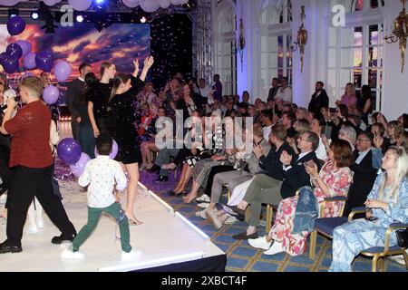 Finale auf der Buehne bei der 'Ernsting's Family Fashionshow' mit den Gaesten Elisabeth Roehm, Brigitte Nielsen und Nina Moghaddam am 11.06.2024 a ha Foto Stock