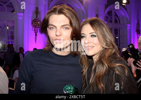 Elizabeth Hurley e ihr Sohn Damian Hurley bei der 'Ernsting's Family Fashionshow' AM 11.06.2024 ad Amburgo Foto Stock