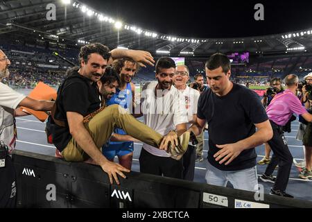 Roma, Italia. 11 giugno 2024. Gianmarco Tamberi, italiano, si tuffa tra la folla per festeggiare con i tifosi dopo aver vinto la finale di salto in alto maschile con un record di campionato di 2,37 ai Campionati europei di atletica leggera, Stadio Olimpico, Roma, Italia - 11 giugno 2024. Foto di Gary Mitchell/Alamy Live News Credit: Gary Mitchell, GMP Media/Alamy Live News Foto Stock