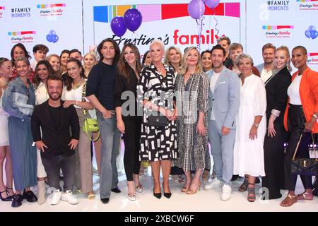 Finale auf der Buehne mit Mathias Mester, Damian Hurley, Elizabeth Hurley, Brigitte Nielsen, Frauke Ludowig, Elisabeth Roehm, Marcel Remus, Silke Remus, Joern Schloenvoigt, Isabel Edvardsson e Marie Amiere bei der Ernsting S Family Fashionshow AM 11.06.2024 ad Amburgo Ernstings Family Modenschau 2024 ad Amburgo *** finale sul palco con Mathias Mester, Damian Hurley, Elizabeth Hurley, Brigitte Nielsen, Frauke Ludowig, Elisabeth Roehm, Marcel Remus, Silke Remus, Joern Schloenvoigt, Isabel Edvardsson e Marie Amiere alla Ernsting S Family Fashion Show l'11 06 2024 ad Amburgo Ernsting S Fami Foto Stock