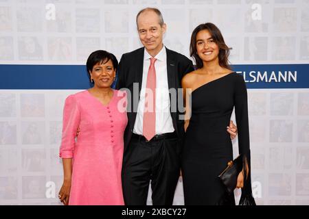 Shobna Mohn, Christoph Mohn, Annika Mohn bei der Bertelsmann Sommerparty in der Bertelsmann Repräsentanz Berlin. *** Shobna Mohn, Christoph Mohn, Annika Mohn alla festa estiva Bertelsmann presso l'Ufficio di rappresentanza Bertelsmann di Berlino Foto Stock