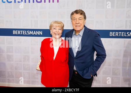 Beate und otto Rehhagel bei der Bertelsmann Sommerparty in der Bertelsmann Repräsentanz Berlin. *** Beate e otto Rehhagel alla festa estiva Bertelsmann presso l'ufficio di rappresentanza Bertelsmann a Berlino Foto Stock