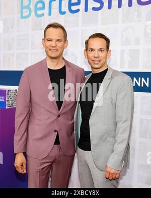 Hendrik Streeck und Paul Zubeil bei der Bertelsmann Sommerparty in der Bertelsmann Repräsentanz Berlin. *** Hendrik Streeck e Paul Zubeil al Bertelsmann Summer Party presso l'ufficio di rappresentanza Bertelsmann a Berlino Foto Stock