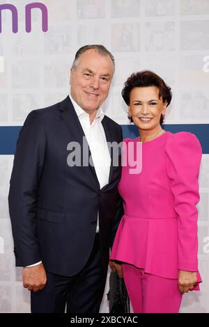 Clemens Toennies, Margit Toennies bei der Bertelsmann Sommerparty in der Bertelsmann Repräsentanz Berlin. *** Clemens Toennies, Margit Toennies al Bertelsmann Summer Party presso l'ufficio di rappresentanza Bertelsmann a Berlino Foto Stock