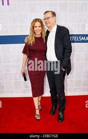 Katja Burkard, Hans Mahr bei der Bertelsmann Sommerparty in der Bertelsmann Repräsentanz Berlin. *** Katja Burkard, Hans Mahr al Bertelsmann Summer Party presso l'ufficio di rappresentanza Bertelsmann a Berlino Foto Stock