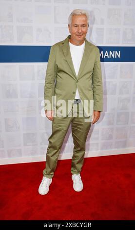 Klaus Wowereit bei der Bertelsmann Sommerparty in der Bertelsmann Repräsentanz Berlin. *** Klaus Wowereit al Bertelsmann Summer Party presso l'ufficio di rappresentanza Bertelsmann a Berlino Foto Stock