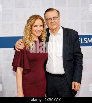 Katja Burkard, Hans Mahr bei der Bertelsmann Sommerparty in der Bertelsmann Repräsentanz Berlin. *** Katja Burkard, Hans Mahr al Bertelsmann Summer Party presso l'ufficio di rappresentanza Bertelsmann a Berlino Foto Stock