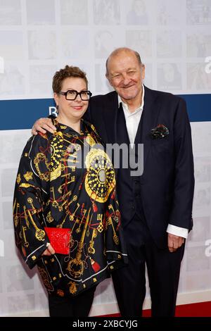 Maren Muntenbeck und Leonard Lansink bei der Bertelsmann Sommerparty in der Bertelsmann Repräsentanz Berlin. *** Maren Muntenbeck e Leonard Lansink al Bertelsmann Summer Party presso l'ufficio di rappresentanza Bertelsmann a Berlino Foto Stock