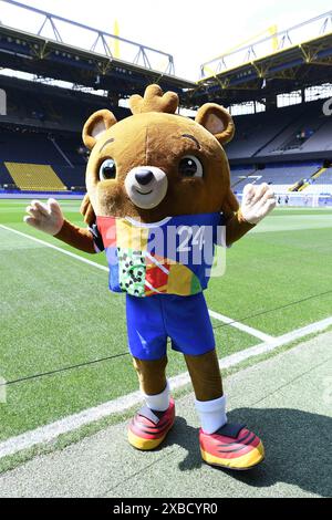 Dortmund, Germania. 11 giugno 2024. UEFA EURO 2024 - Stadium Open Media Days am 11.06.2024 im BVB Stadion Dortmund a Dortmund Maskottchen Albaert foto: Revierfoto crediti: ddp media GmbH/Alamy Live News Foto Stock