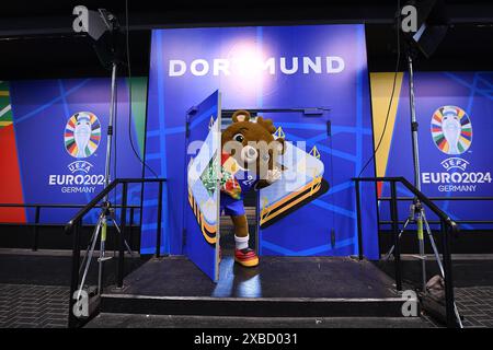 Dortmund, Germania. 11 giugno 2024. UEFA EURO 2024 - Stadium Open Media Days am 11.06.2024 im BVB Stadion Dortmund a Dortmund Maskottchen Albaert foto: Revierfoto crediti: ddp media GmbH/Alamy Live News Foto Stock