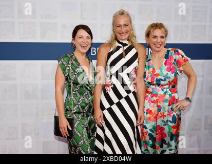 Iris Mareike Steen, Eva Mona Rodekirchen und Gisa Zach bei der Bertelsmann Sommerparty in der Bertelsmann Repräsentanz Berlin. *** Iris Mareike Steen, Eva Mona Rodekirchen e Gisa Zach al Bertelsmann Summer Party presso l'Ufficio di rappresentanza Bertelsmann di Berlino Foto Stock