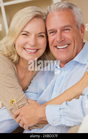 Attraente sano anziano uomo donna coppia a casa sorridente Foto Stock
