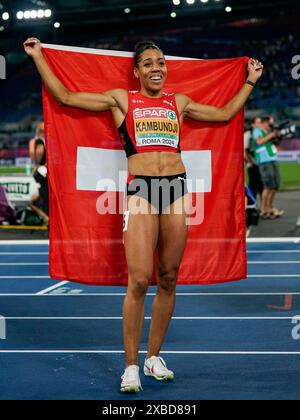 Roma, Italia. 11 giugno 2024. Roma, Italia, 11 giugno 2024: Mujinga Kambundji (Svizzera) celebra la sua vittoria e la medaglia d'oro nella finale femminile dei 200 m e conquista l'oro durante i Campionati europei di atletica leggera 2024 allo Stadio Olimpico di Roma. (Daniela Porcelli/SPP) credito: SPP Sport Press Photo. /Alamy Live News Foto Stock