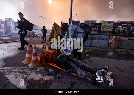 Charkiv, Ucraina. 25 maggio 2024. Una vittima giace su una barella sulla scena dopo un attacco mortale russo a un centro commerciale nella città di Charkiv. Almeno 16 persone sono rimaste uccise, e decine di feriti in città a causa di una serie di attentati dinamitardi russi sabato, mentre diverse persone erano ancora elencate come dispersi, il governatore regionale Oleh Syniehubov ha detto sull'app di messaggistica Telegram domenica. (Credit Image: © Svet Jacqueline/ZUMA Press Wire) SOLO PER USO EDITORIALE! Non per USO commerciale! Foto Stock