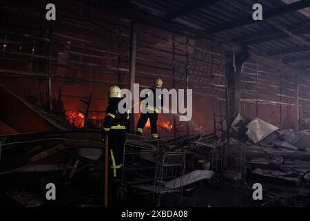 Charkiv, Ucraina. 25 maggio 2024. I vigili del fuoco hanno bruciato le fiamme all'interno di un centro commerciale distrutto dopo un attacco mortale russo nella città di Charkiv di sabato. (Credit Image: © Svet Jacqueline/ZUMA Press Wire) SOLO PER USO EDITORIALE! Non per USO commerciale! Foto Stock