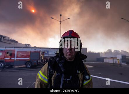 Charkiv, Ucraina. 25 maggio 2024. Il pompiere esausto SERGHI risponde al sito dello sciopero dopo un attacco russo mortale a un centro commerciale nella città di Charkiv. (Credit Image: © Svet Jacqueline/ZUMA Press Wire) SOLO PER USO EDITORIALE! Non per USO commerciale! Foto Stock