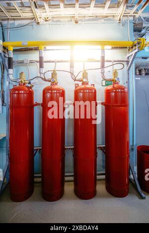 Impianto antincendio industriale automatico. Estintori a CO2 collegati alla tubazione. Foto Stock