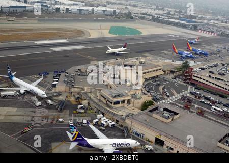 Southwest Airlines, Alaska Airlines, Delta Airlines e Avelo Airlines aeroplani presso l'aeroporto Hollywood Burbank, martedì 4 giugno 2024, a Burbank, calib. Foto Stock